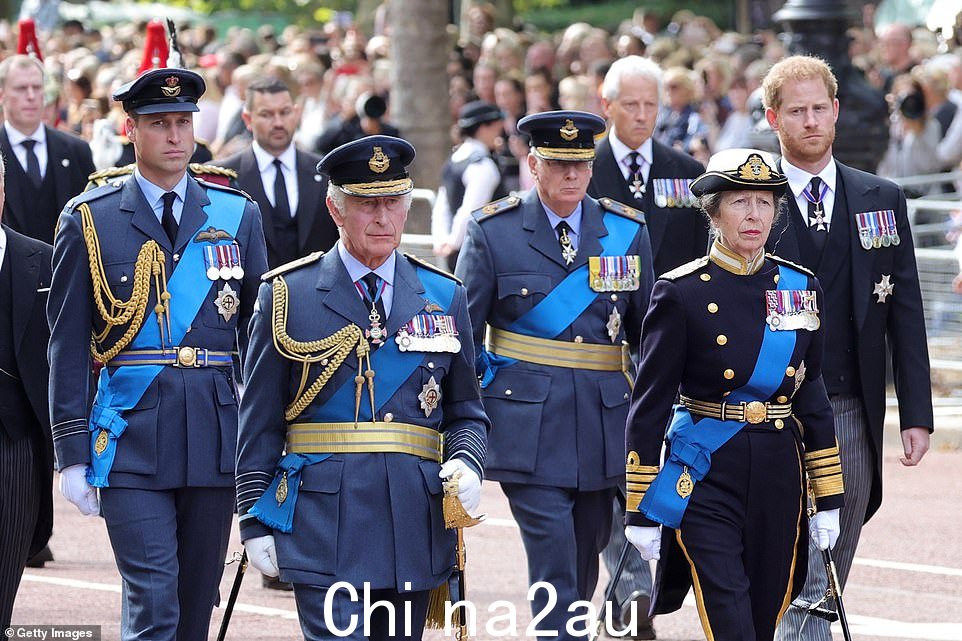 2022 年 9 月 14 日,查理三世国王在女王伊丽莎白二世的棺材后方走在她的棺材后面。国王由威尔士亲王陪同;理查德王子,格洛斯特公爵;安妮,罗亚公主l;和哈里王子,苏塞克斯公爵。她于 2022 年 9 月 14 日卧床不起。陪同国王的有威尔士亲王、格洛斯特公爵理查德王子、安妮公主和苏塞克斯公爵哈里王子。</p> <img id=