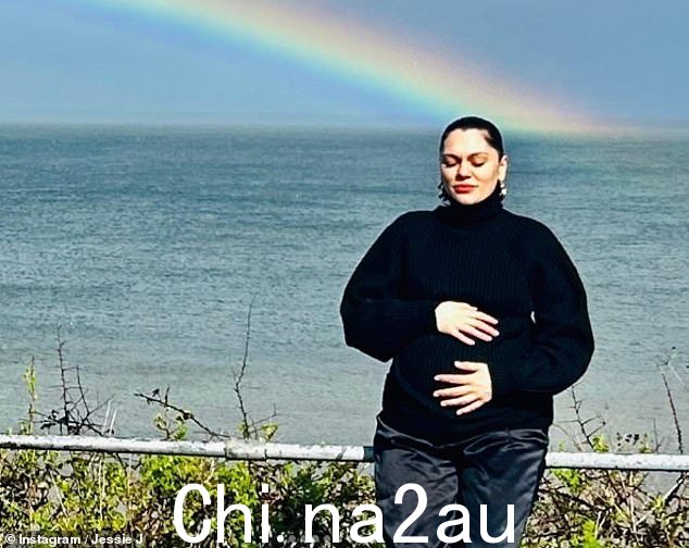 华丽:另一张图片显示杰西站在海边,美丽的彩虹装饰着天空,托着她的肚子