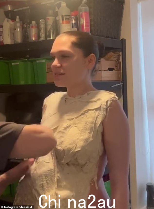 引人注目!Jessie J 分享了一段她脱光衣服并用石膏完全覆盖她的隆起那一刻的坦率剪辑,用于她母亲的艺术项目