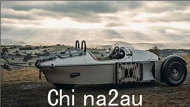 不安全?报道称,这位前板球运动员在 12 月在萨里的 Dunsfold 机场翻车后,“幸好还活着”——一辆时速 130 英里的敞篷三轮摩根超级 3(如图) 13 last yea