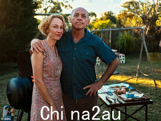Cast:Michelle 与 David Field 一起饰演 Dean,Sophie Gregg 饰演 Tina(如图)