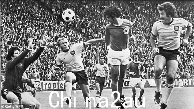 Manfred Schaefer(左二)在 1974 年西德与澳大利亚的世界杯比赛中合影