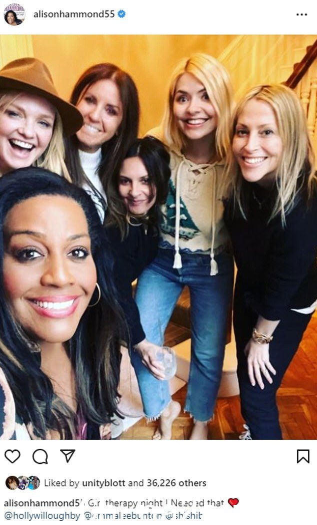 Therapy:Alison 周一去 Holly 家参加了一个女孩之夜,在那里他们与 Nicole Appleton、Emma Bunton 和 Shiarra Bell 一起享用披萨和葡萄酒