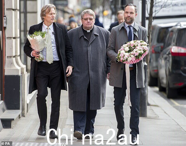 马格努森女士的父亲 Odd Petter Magnussen(左)与挪威校长 Torbjorn Holt(中)和马丁基金会负责人 Patrick Lundevall-Unger 于 2018 年在大波特兰街献花,十年后她的尸体在那里被发现。 2018 年,Holt(中)和马丁基金会负责人 Patrick Lundevall-Unger 在 Great Portland Street 献花,距离她的尸体在那里被发现已过去十年</p ><p class=