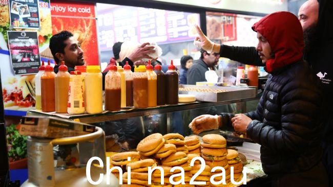Lakemba 夜市的斋月骆驼汉堡摊。图片:Damian Shaw