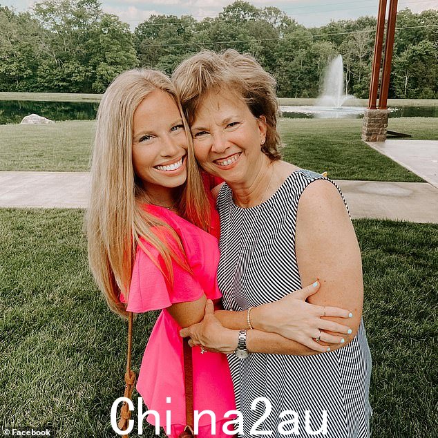 代课老师 Cynthia Peak,61 岁,被称为 Cindy(右)和她的女儿 Ellie。Peak 是周一在纳什维尔被枪杀的六人之一