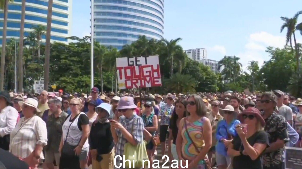 呼吁北领地政府采取更多措施应对不断上升的犯罪率” /><p>首席部长娜塔莎·菲尔斯 (Natasha Fyles) 公布了紧急保释改革,以解决肆虐北领地的失控犯罪问题。</p><p>立法包括对涉及武器的暴力犯罪的新的保释推定。</p><p>对参与涉及武器的暴力犯罪的同案犯的保释推定,即使他们自己没有武器,也是</p><p>这一消息是在据称在达尔文被谋杀的年轻人德克兰·拉弗蒂 (Declan Laverty) 的父亲出现在澳大利亚天空新闻台上要求政府采取行动数小时后发布的。</p><img class=