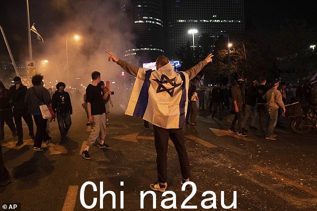反政府示威者在抗议总理本雅明·内塔尼亚胡政府改革司法系统的计划期间封锁街道并与警察发生冲突