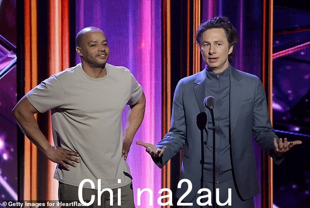 主持人:花园州明星也穿了一条蓝色裤子