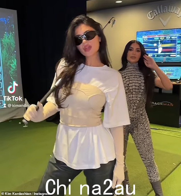高尔夫服装:Kylie Cosmetics 大亨将超大号白色 T 恤与米色抹胸紧身胸衣和相配的手套搭配在一起