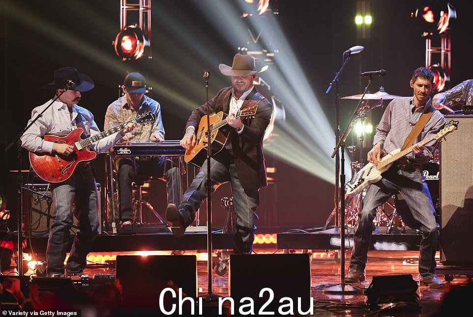 Cody:最佳新乡村歌手 Cody Johnson 在 iHeartRadio 颁奖典礼上演唱“Til You Can’t” class=