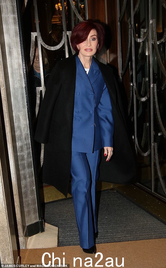 外出走动:Sharon Osbourne 在她最近的健康问题后于周一晚上离开伦敦的 Claridge's 时看起来很战斗