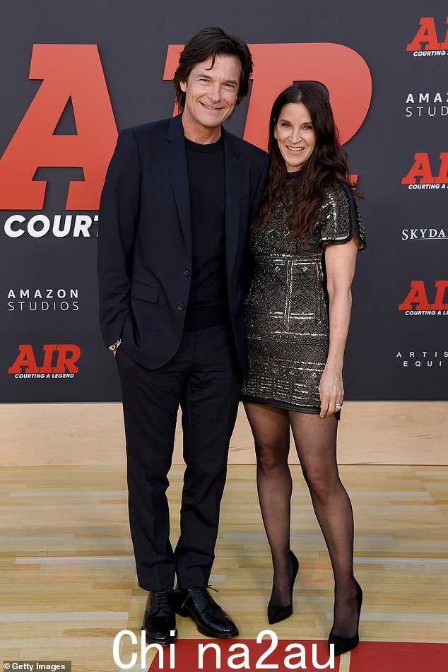 可爱的情侣:Jason Bateman,他也在 Air 中出现,穿着黑色西装和黑色毛衣而不是正装衬衫模仿 Matt 的造型。他的妻子阿曼达·安卡 (Amanda Anka) 身着黑色图案迷你连衣裙,上面饰有金色装饰图案