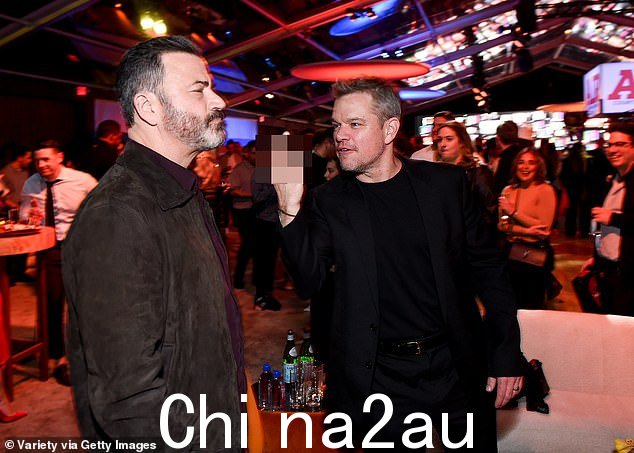 派对:Matt 和 Jimmy 摆出一个调皮的粗鲁手势