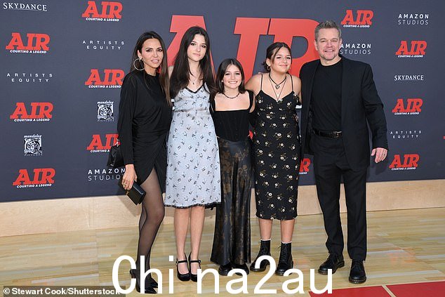 家庭:一线夫妇也加入了他们的女儿