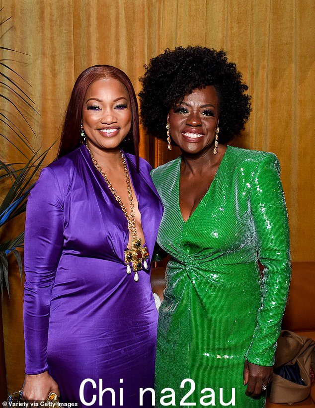 惊艳:Garcelle Beauvais 在与电影明星 Viola Davis 合影时选择了深紫色礼服