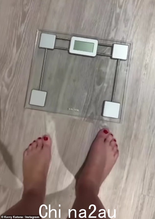 减肥:周一在 Instagram 上,Kerry 拍摄了自己在过去一周努力控制饮食和健身后准备开始体重秤的视频