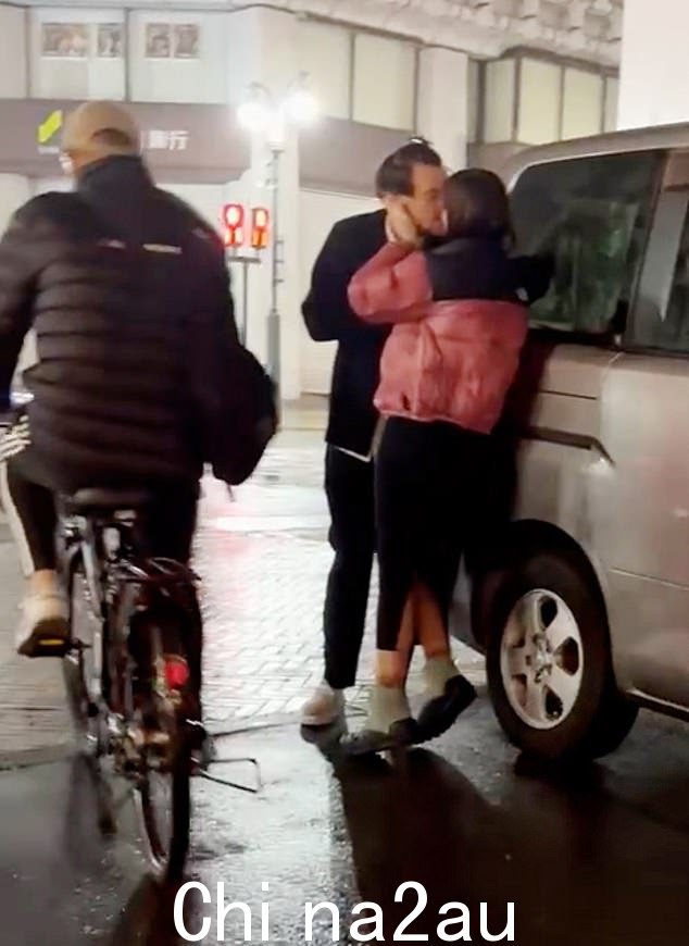 收起!这位 31 岁的模特和这位 26 岁的流行歌星周末在日本首都的街道上进行了一场火辣辣的亲热后成为头条新闻(如图)