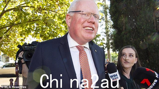 在附近的 Kiama,前自由党部长 Gareth Ward 处于边缘领先的工党候选人凯特琳麦金纳尼在偏好之后,尽管面临一系列性指控,但仍有 50.8% 的两党投票
