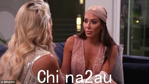 剧情:Giudice 和 Gorga 在拍摄 RHONJ 第 13 季大结局时大吵一架,因为有传言说他的妻子 Melissa 亲吻了他们的老朋友 Nick Barrotta