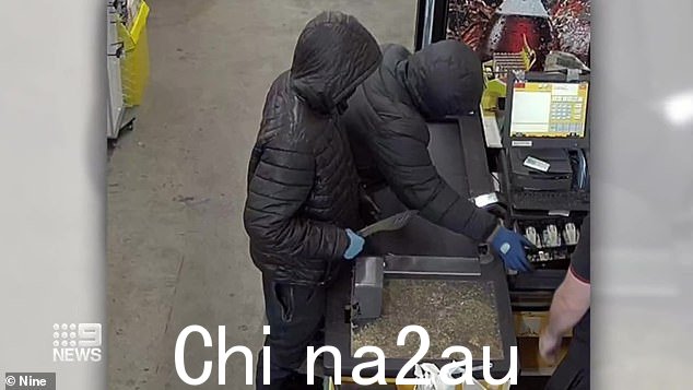 警方称上午 9 点刚过,两名男子进入一家超市,并用大砍刀索要现金