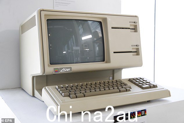 周四将拍卖超过 500 件 Apple 设备。其中包括一台罕见的 1983 年 Lisa I 电脑(如图),目前估计售价高达 3,000 美元( £2,400)