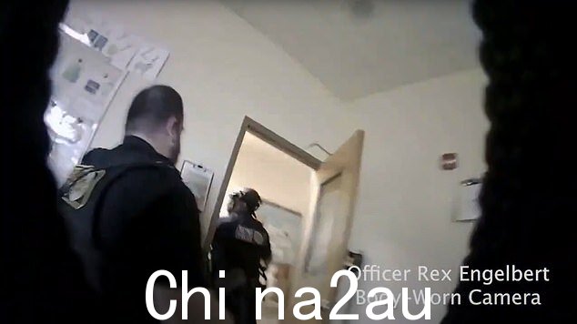 五名军官立即做出回应。他们在第一次拨打 911 后的 14 分钟内开枪打死了 Hale