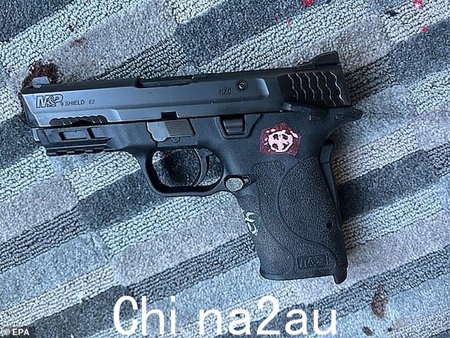 除了在她家中发现的武器外,警方还从现场起获了这三件武器——确认她合法购买了七件