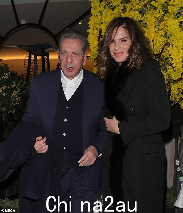 Charles Saatchi(左)和 Trinny Woodall(右)2021 年 4 月在伦敦斯科特餐厅