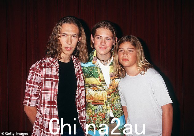 回顾过去:Hanson 在作为与 Busted 一起巡回演出以庆祝他们成立 20 周年的特邀嘉宾之一亮相后展示了他们成熟潇洒的外表(从左到右:Isaac Hanson、Taylor Hanson 和 Zac Hanson,1998 年)