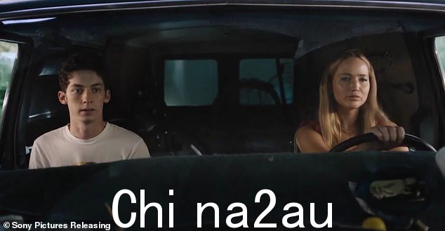 争议:本月早些时候,索尼发布了 Gene Stupnitsky 的 R 级成人性爱喜剧《No Hard Feelings》的第一部预告片,詹妮弗制作并主演了该片