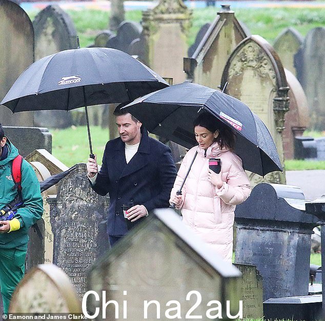 造型:米歇尔在拍摄所有墓碑旁的诡异场景时,她的深褐色头发向后扎成马尾,妆容自然。