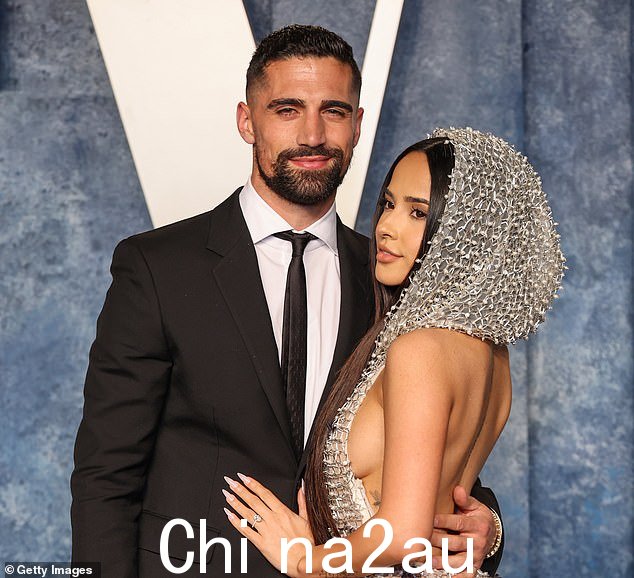 更快乐的时光:Sebastian Lletget 和 Becky G 参加 3 月 12 日的 2023 名利场奥斯卡派对
