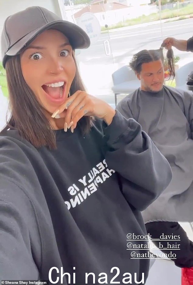 哇!剪刀迅速插入画框,剪掉了头发,导致 Scheana 在看向手机摄像头时下巴掉了下来