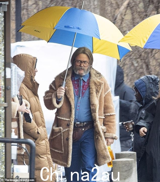 做他们的事:尼克·奥弗曼和梅根·穆拉利周一被发现在多伦多拍摄雨伞学院第四季的片场。” class=