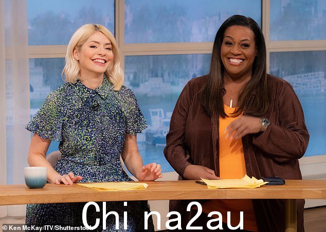 站在:Alison Hammond,48 岁(右),本周到目前为止一直在与 Holly 一起主持今早节目