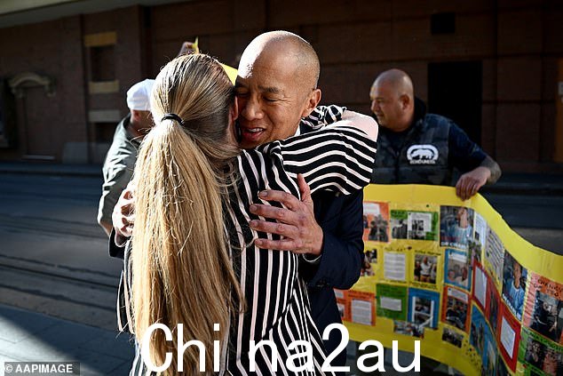 一名支持者在张先生准备离开时拥抱了他