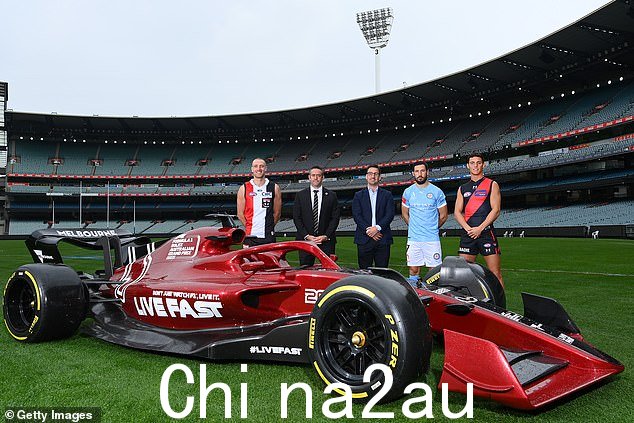足够多的澳大利亚人在周末收看他们主场的 GP(如图,AFL 明星 Callum Wilkie 和 Jye Caldwell 在墨尔本著名的体育场与 F1 赛车合影)