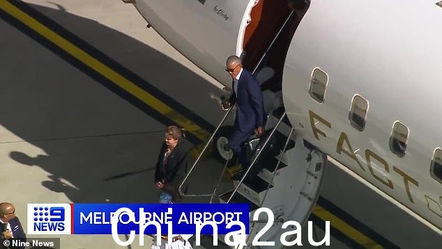 这一行发生在奥巴马先生和他的妻子米歇尔乘坐私人飞机抵达墨尔本
