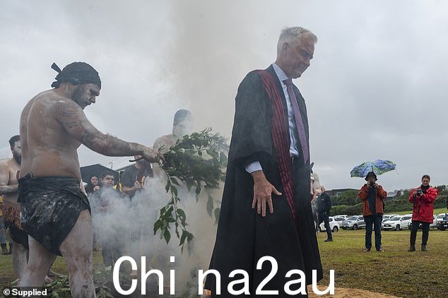 联邦法院大法官伯纳德墨菲(右图)出席周二的东玛尔原住民产权确定仪式