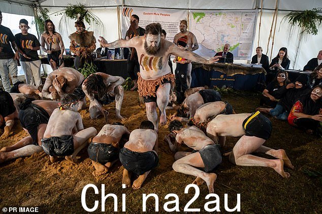 一个舞蹈团 Kooyang Parreeyt Maar 在瓦南布尔洛根海滩举行的庆祝原住民所有权决定的仪式上表演