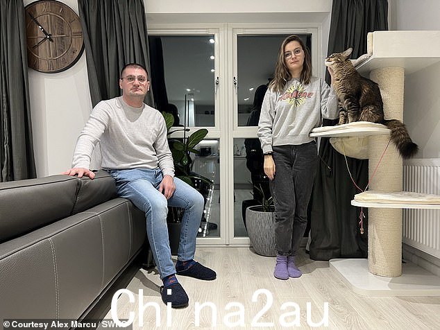 Alex 和 Dorina Marcu 在他们的新房子里,他们说这是充满缺陷的
