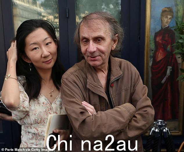 Michel Houellebecq 和他的妻子 Qianyum Lysis Li 在 2019 年 6 月 19 日在法国巴黎新餐厅 Laperouse 开业的蒙面晚会上为巴黎比赛拍照