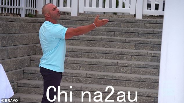 大发雷霆:乔在聚会中走回去,让路易挪开他的车好让他们离开,但当他看到他们和玛格丽特坐在一起时,他大发雷霆