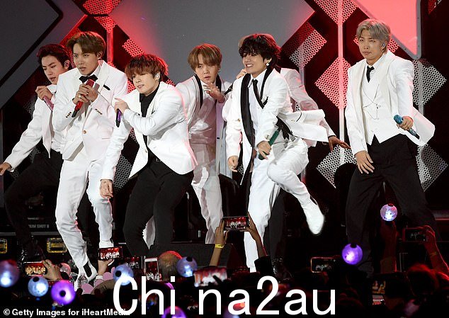 流行超级明星:(从左到右)Jin、J-Hope、Jungkook、Suga、V 和防弹少年团的 RM 在 2019 年洛杉矶 Jingle Ball 的舞台上亮相