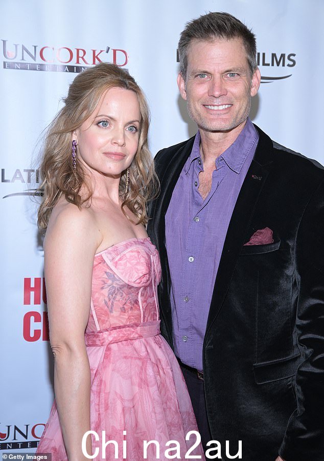 新电影:这位美国丽人女演员与 54 岁的联合主演 Casper Van Dien 一起出演,她身着黑色天鹅绒西装外套和紫色开领衬衫,剪裁得体。