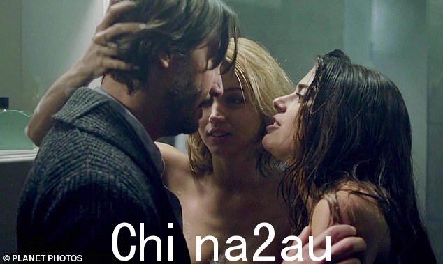 活泼!在影片中,基努扮演的男人被两个神秘的年轻女子(由洛伦扎和安娜德阿玛斯饰演)引诱,然后被拉入一场致命的猫捉老鼠游戏