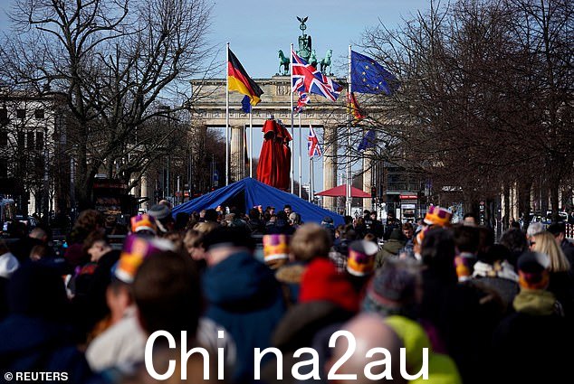 今天,柏林市中心通往勃兰登堡门的菩提树下大街升起英国国旗,期待君主的到来