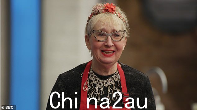 伸出援助之手:在一次新的采访中,这位明星讲述了同样在跋涉中的苏波拉德在发现自己赤身裸体在浴室里无法动弹后如何来救她