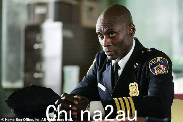 Lance Reddick 在 HBO 电视剧 The Wire 中扮演著名的 Cedric Daniels